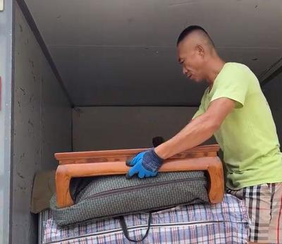六百元請三位民工搬家，次日只來一人，結局卻暖了一座城